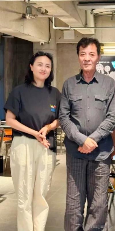 能说出这两位老演员的名字吗？他们两位在荧幕上留下了许多让人记忆深刻人物形象，左边
