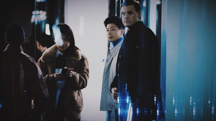 马龙和大家热情合照 星光闪耀巴黎！马龙、贾玲、许光汉齐聚时装周，龙队的Prada