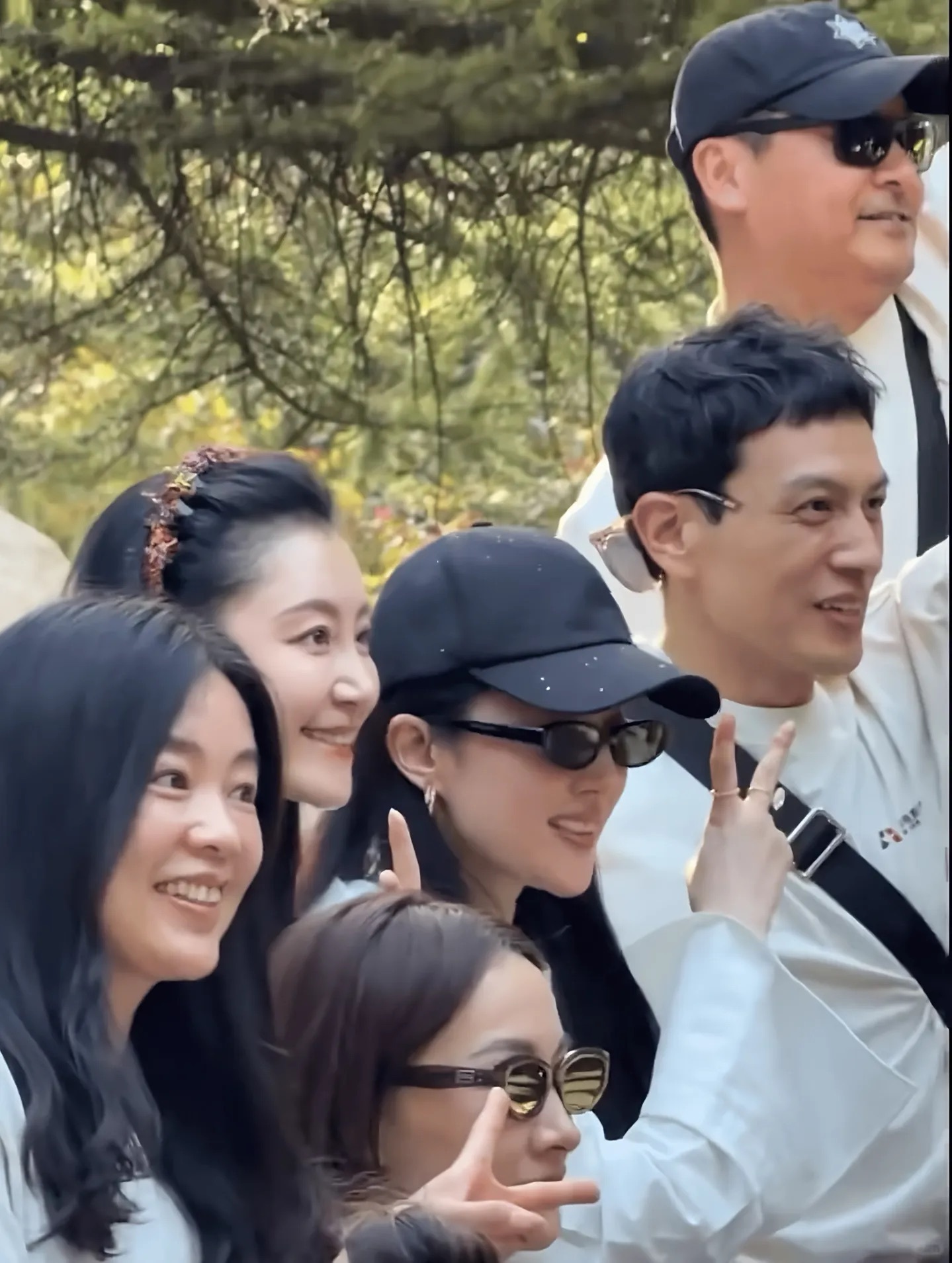 刘亦菲今日重返北电母校班级团建 