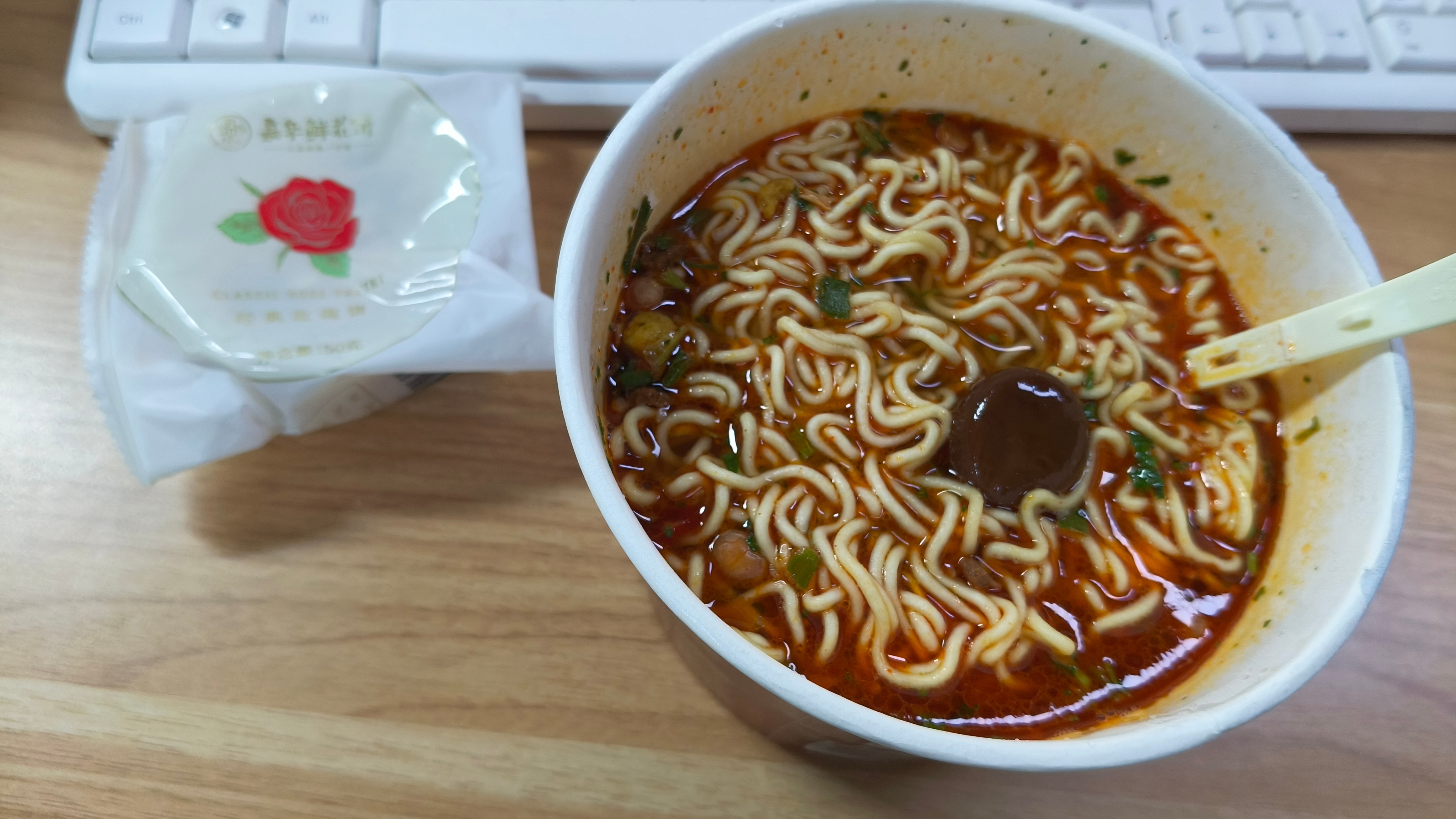 虞书欣 吃泡面，同事给我两包羽衣甘蓝粉干嘛