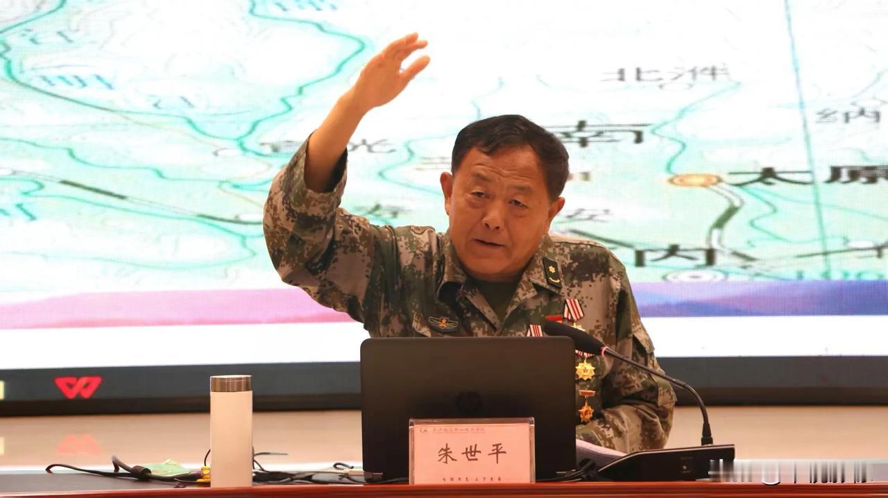 朱世平走进长沙航空维修技术学院为士官学员作报告。传承红色基因 老山精神  为激发