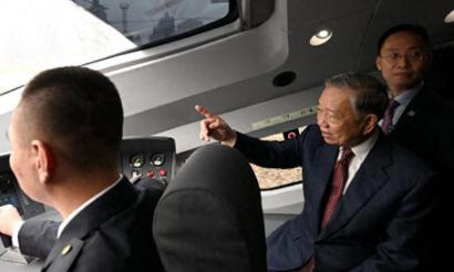 现在终于看明白越南为什么要急匆匆访华了，一个坐高铁的行为暴露了苏林的小心思，他这