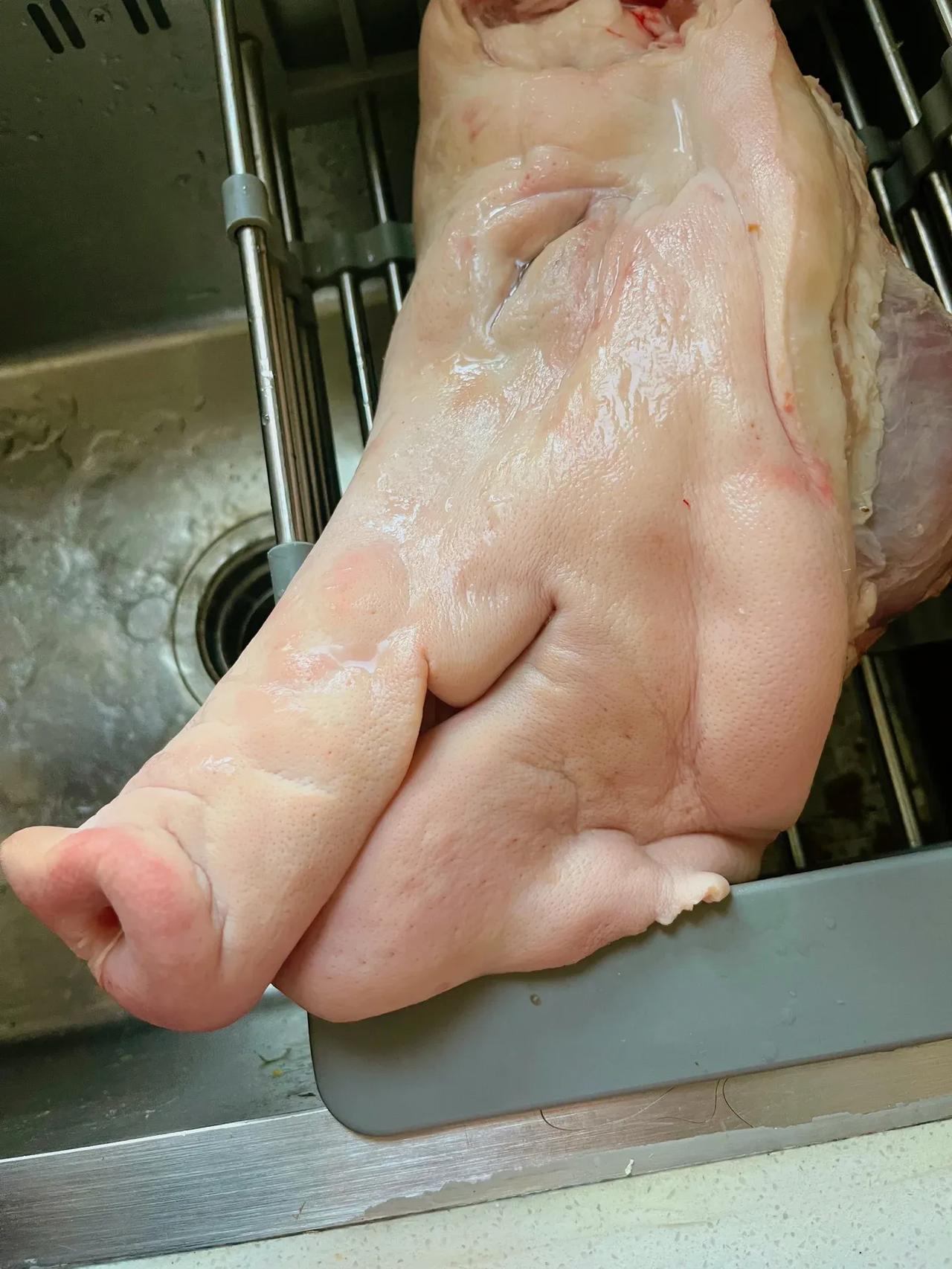 不懂就问！为什么猪头肉价格一直都是不变！

1、猪肉25元/斤时，猪头肉28元/