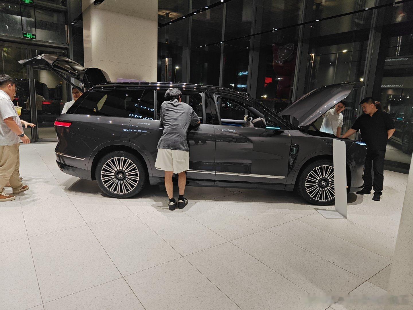 ES8看的人也不少哦，3组人 