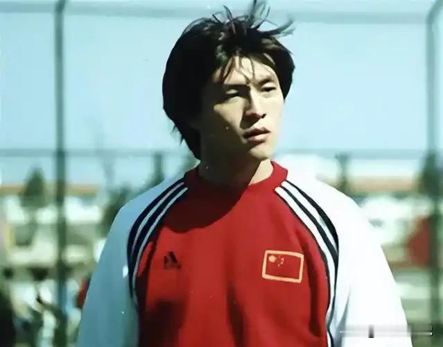 张教练，苏超宿迁队，曾经是“玉面杀手”张玉宁，迷倒无数少女。翻看年轻时候的照片，