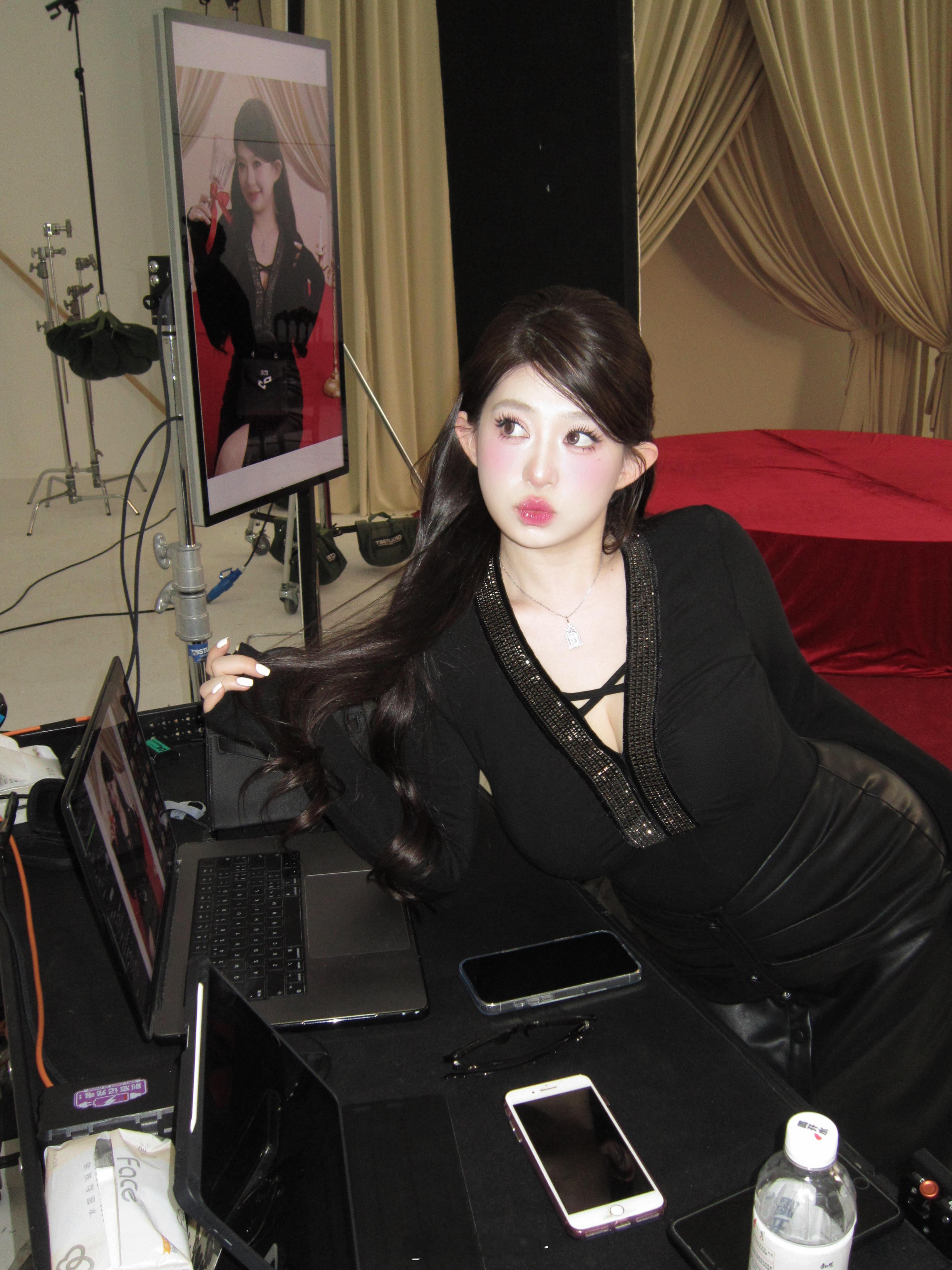 女人味十足的稀钻显瘦小套装!!!🖤摩登黑皮裙真的把曲线勾勒的特别美🥹!!!上