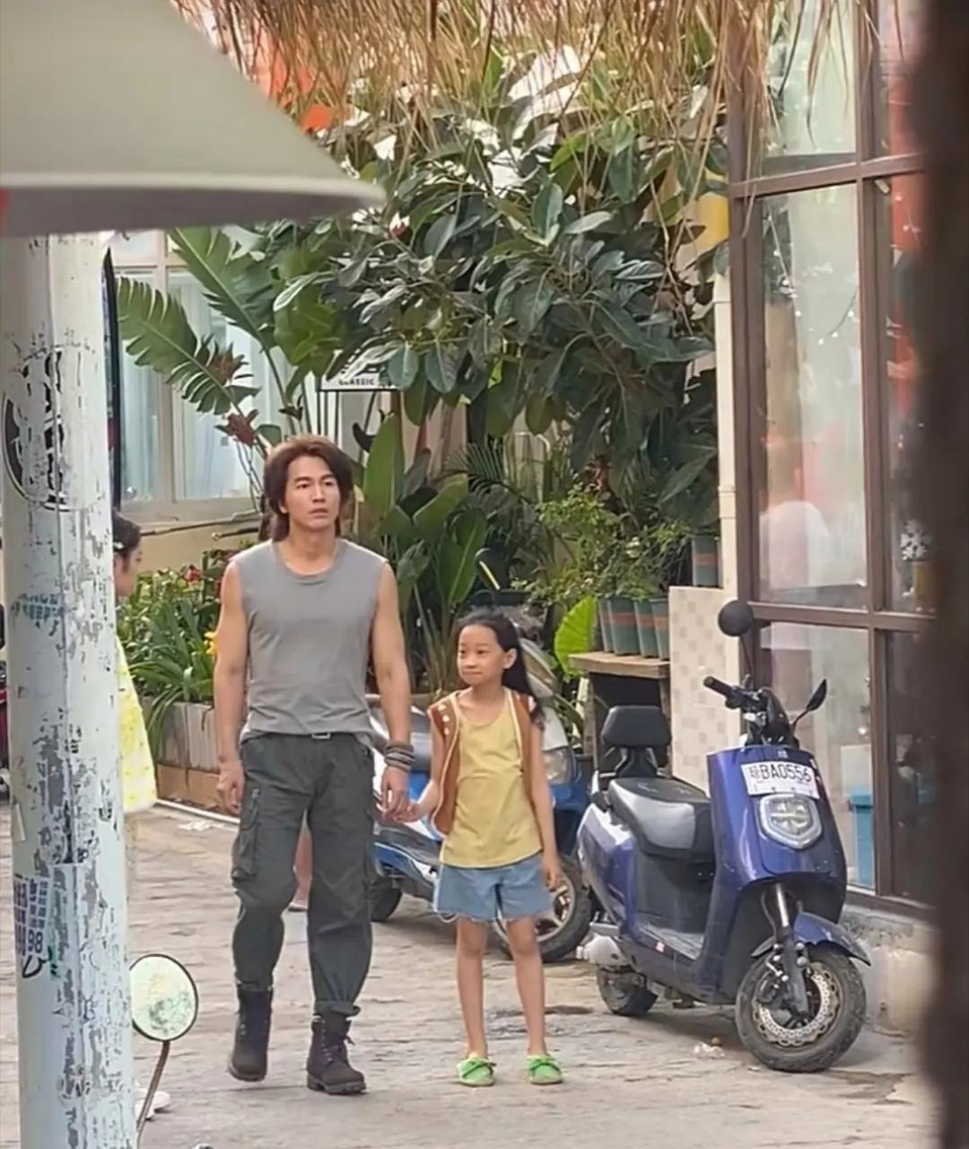 网友在后海偶遇一位明星 