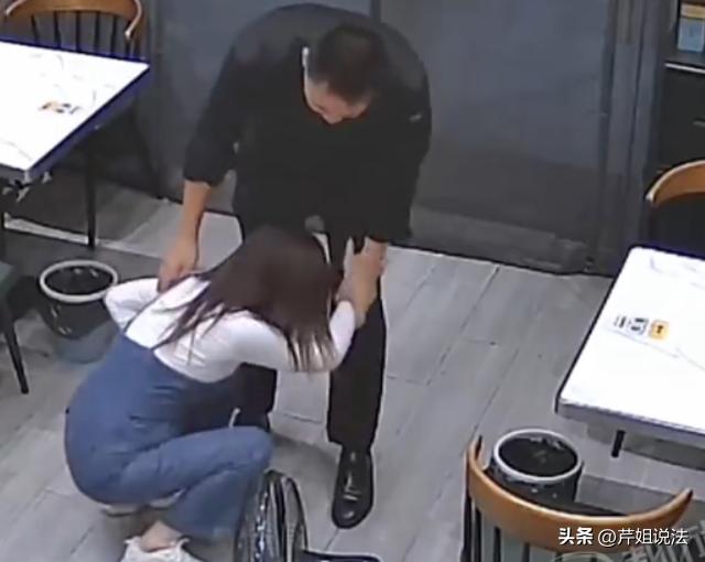 10月19日报道，江苏有个男子好久没见到爱妻，回到家马上要跟老婆热烈拥抱，就在搂