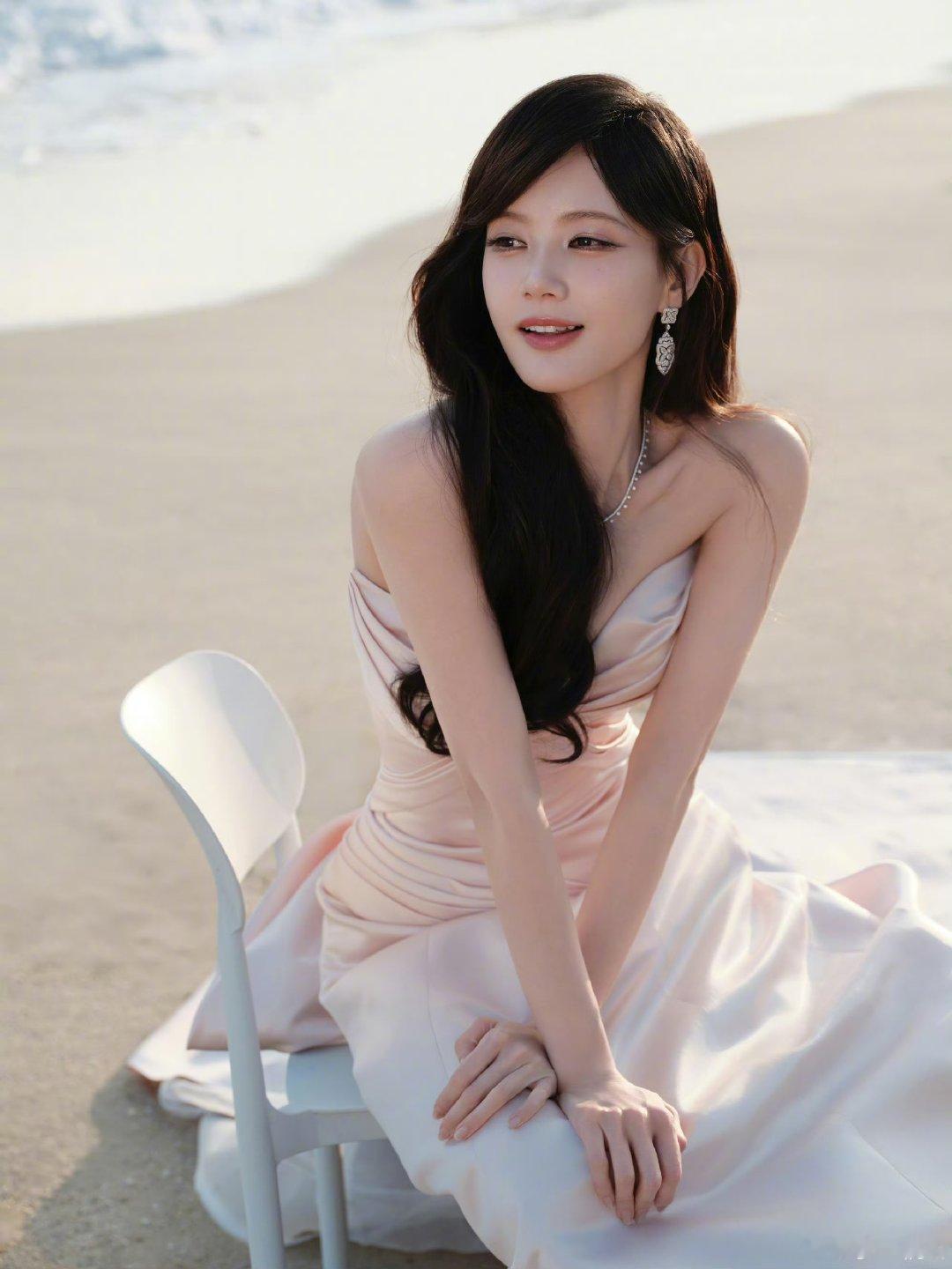 李一桐海边粉色抹胸长裙李一桐海边粉色抹胸造型  海边+美照，对我的眼睛非常友好了