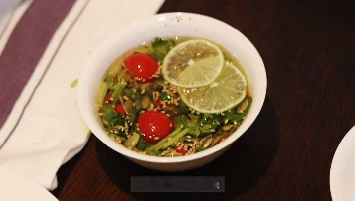 关晓彤满满蛋白质搭配夏日百搭蘸料关晓彤的夏日美食太有诱惑力，足量蛋白质搭配灵魂酸