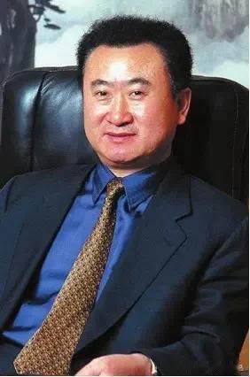看下边一组王健林的照片，和房地产在中国的发展历程很是同步。
第一张的王健林雄姿英