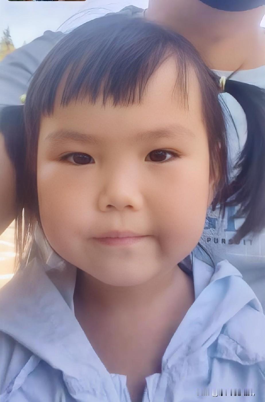 李小铁上幼儿园没哭
李小铁和爸爸可亲了，前年奶奶带着她从郑州回吉林的时候还只有1