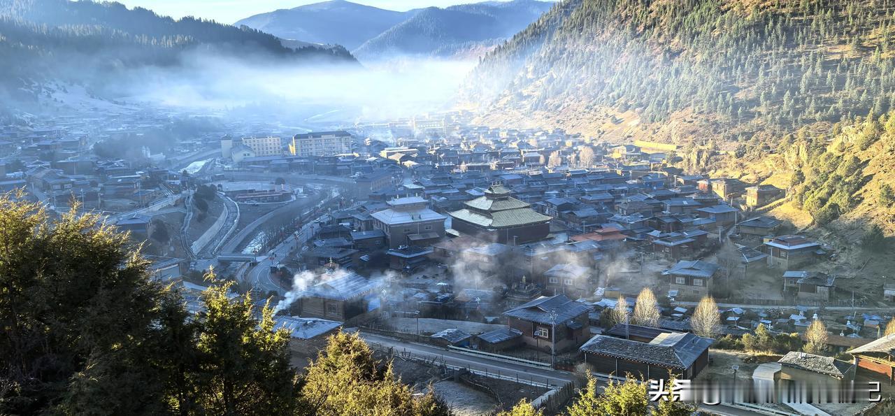 补发前期未来得及整理的新龙县拉日马石板藏寨：

离开扎坝走婚大峡谷向西，海拔逐渐