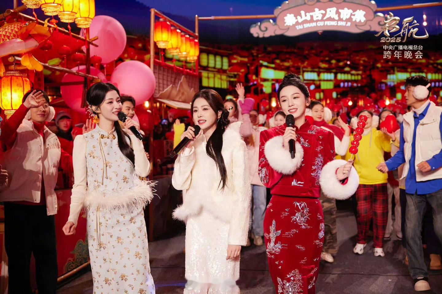 今天非常喜庆的三福娃👶🏻！周也/白鹿/王楚然央视跨年晚会彩排花絮图🧨🏮 