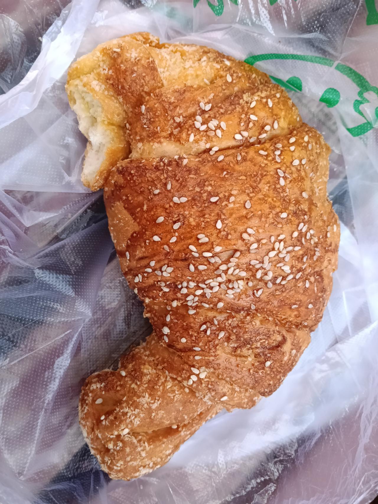 牡丹江百货大楼的牛角面包是我的最爱，不过，90年代的牛角面包更好吃，现在这个7块