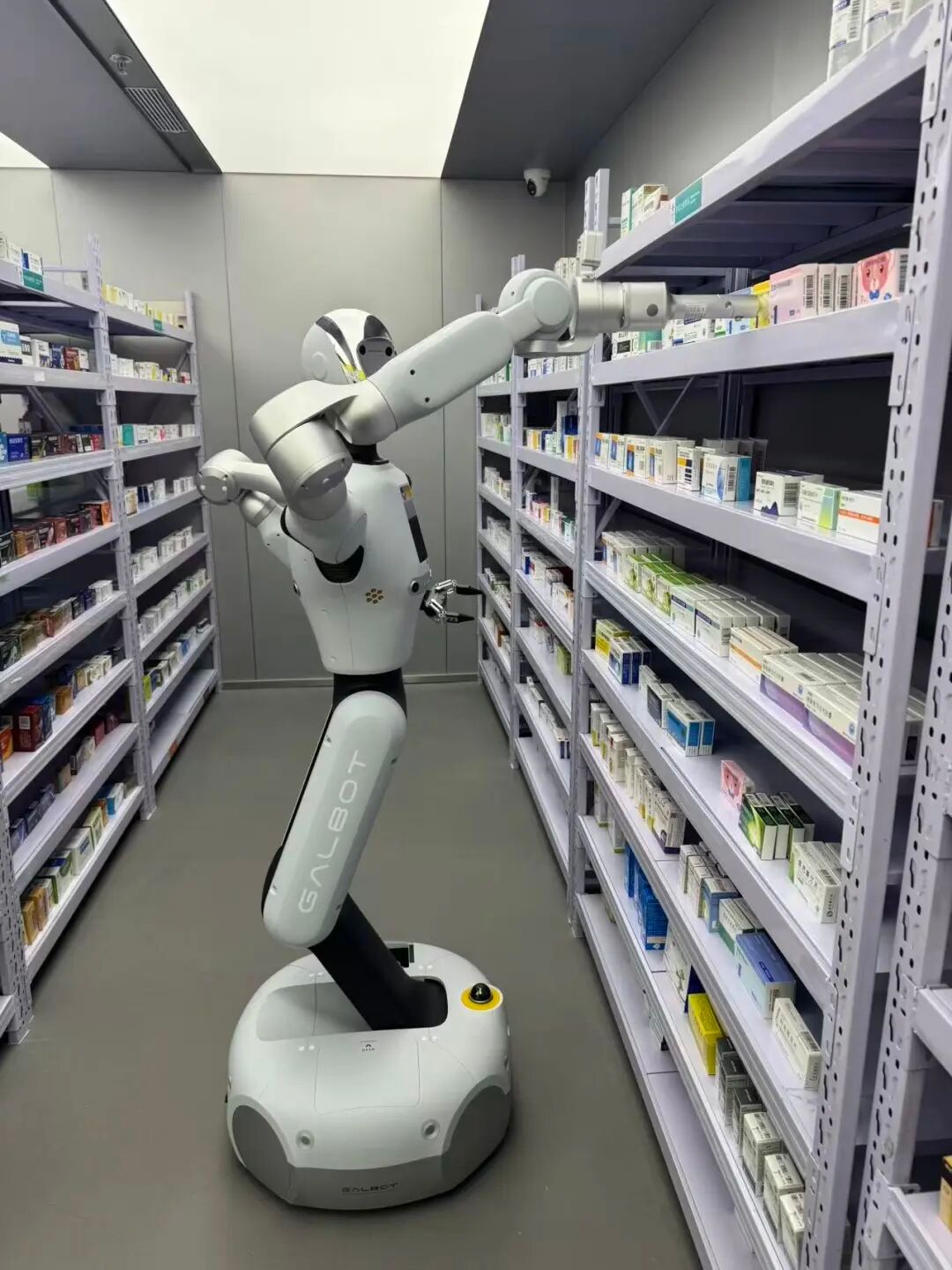 台积电CEO点评中国机器人¹ 跟不上时代了。刚刚在北京实体药房已经部署机器人了！