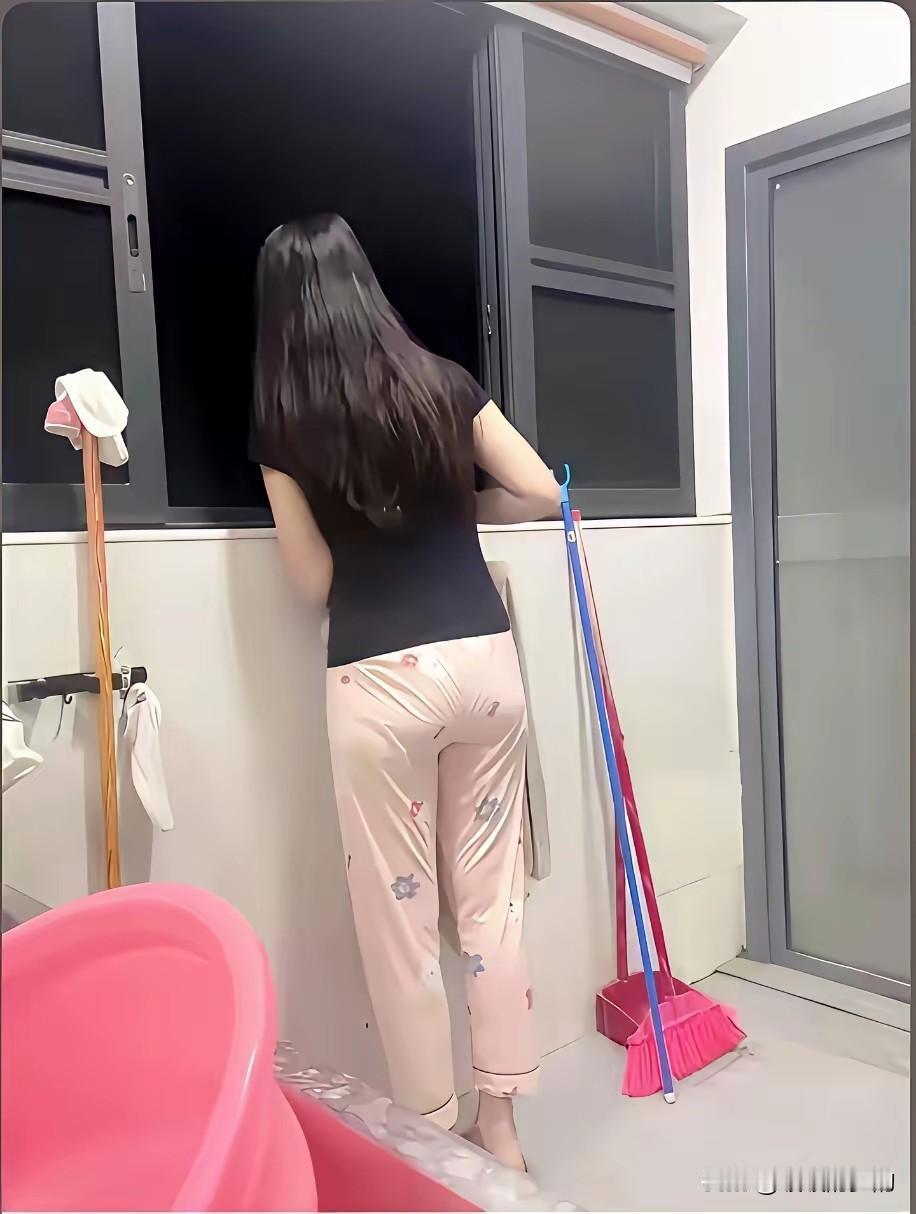 女人的气质
不是体现在打扮的多么光鲜亮丽
而是这样的