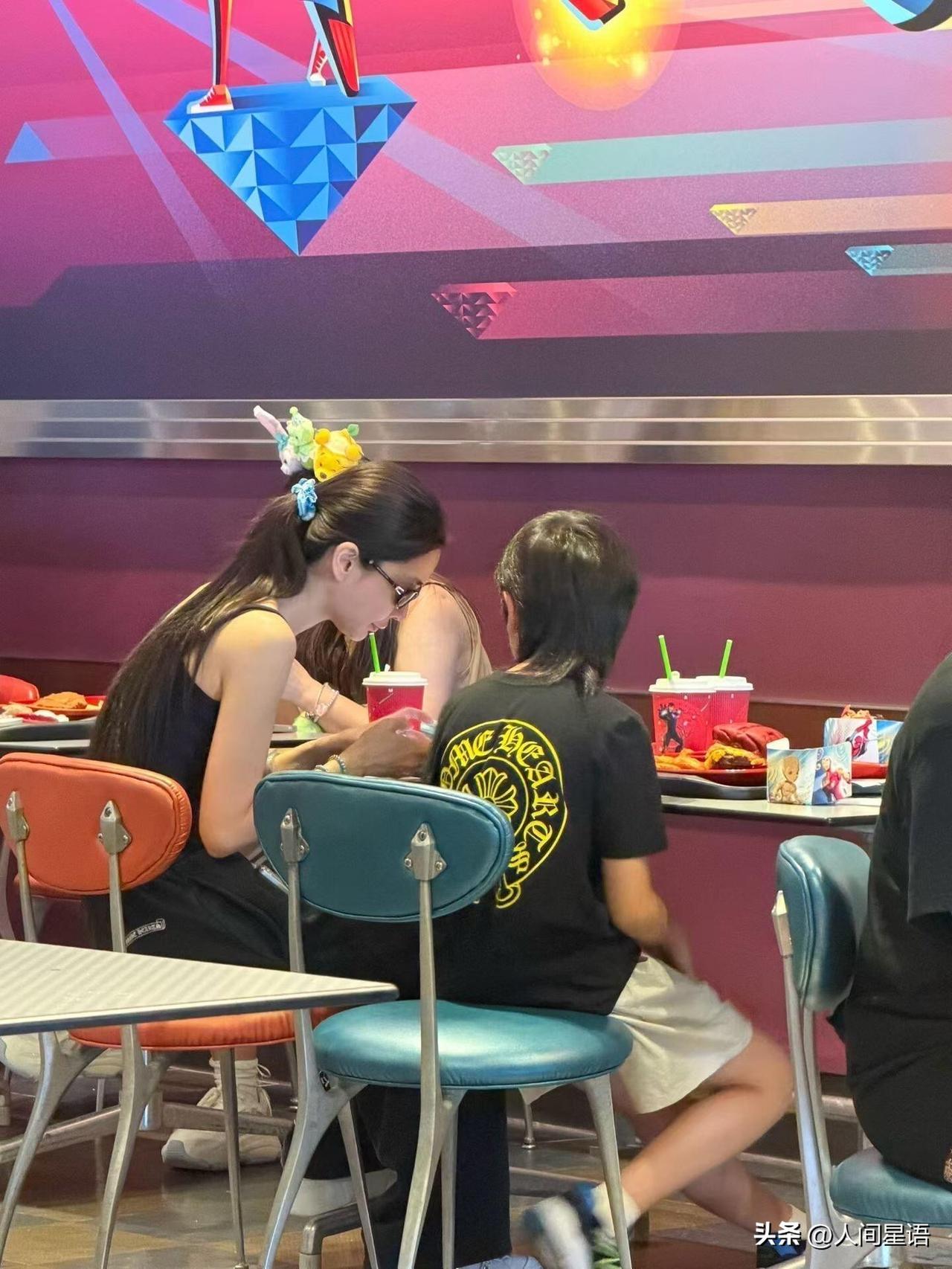 37岁杨颖带9岁儿子小海绵逛迪士尼，谁能想到，带娃游玩的杨颖，最先冲上话题的不是