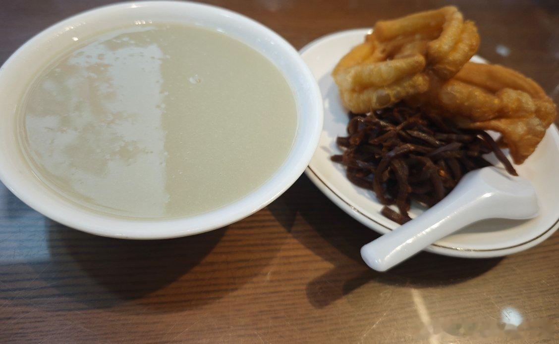 好吧我承认我在霄云路家的时候点了豆汁儿套餐外卖12块喝完感觉还是健身房男孩臭袜子