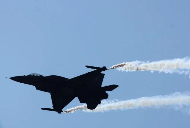 图文：乌空军1架F-16在执行战斗任务时发生飞行紧急情况坠毁  飞行员成功弹射逃