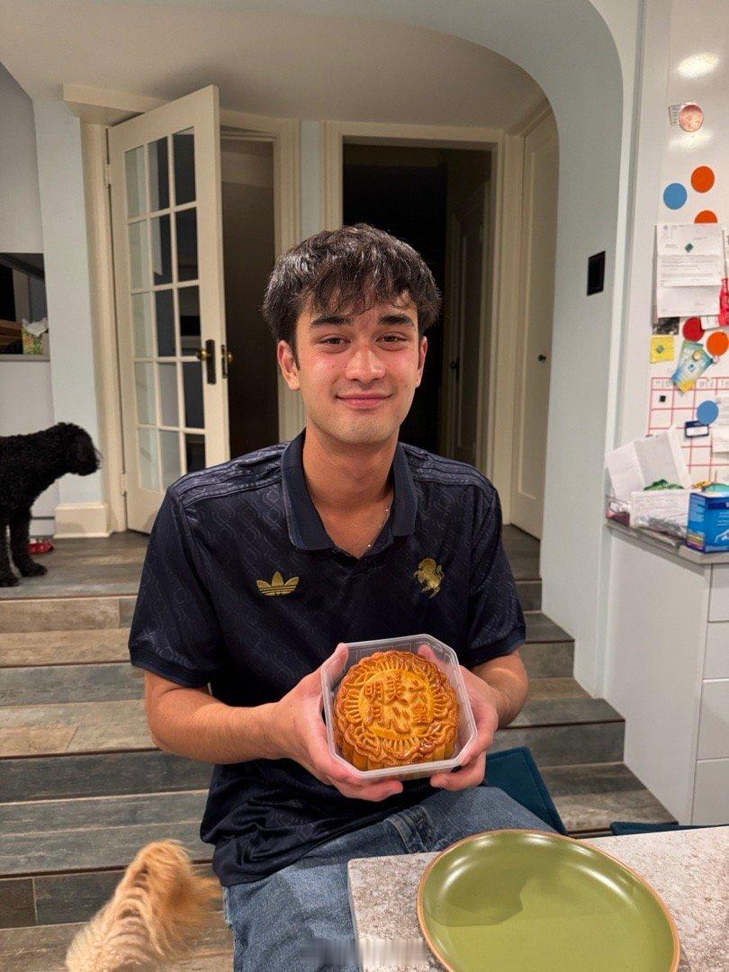 明天去女儿家吃晚餐，女儿和小外孙也在华人超市买了蛋黄月饼。月饼一年比一年贵，这么