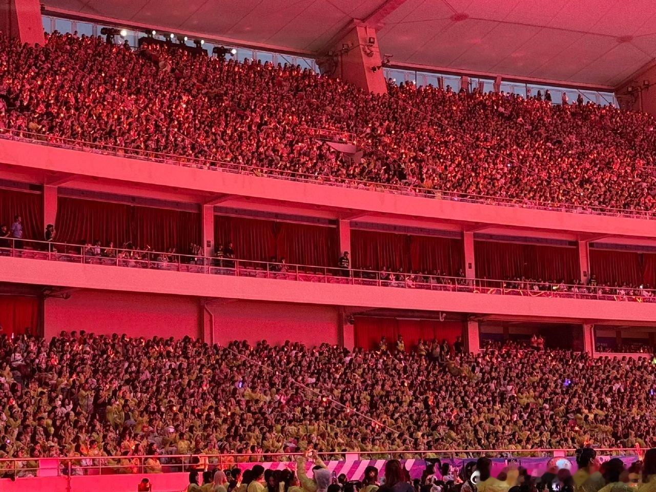 王源上海演唱会上座率王源体育场上座率上海体育场内场看台全部爆满，三天连续满场，王