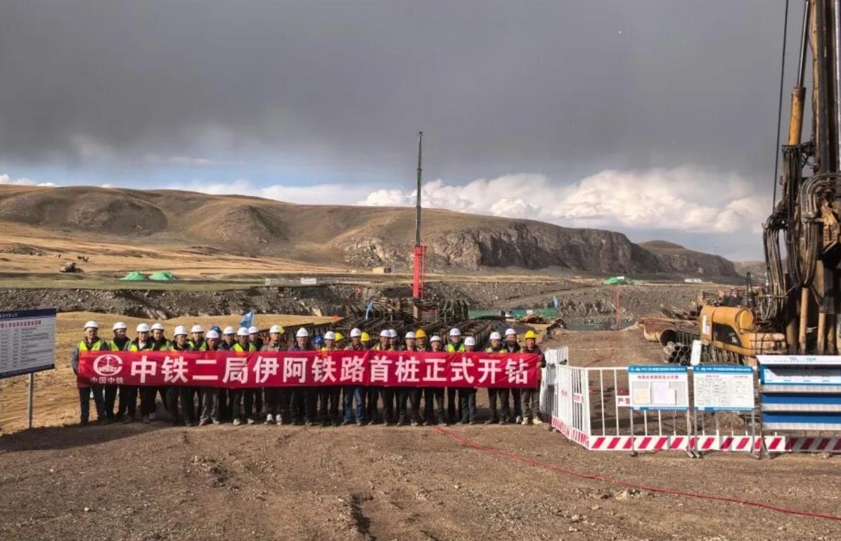 9月24日，中铁二局承建的伊宁至阿克苏铁路S5标首根桩基在巴音郭楞河1号特大桥3