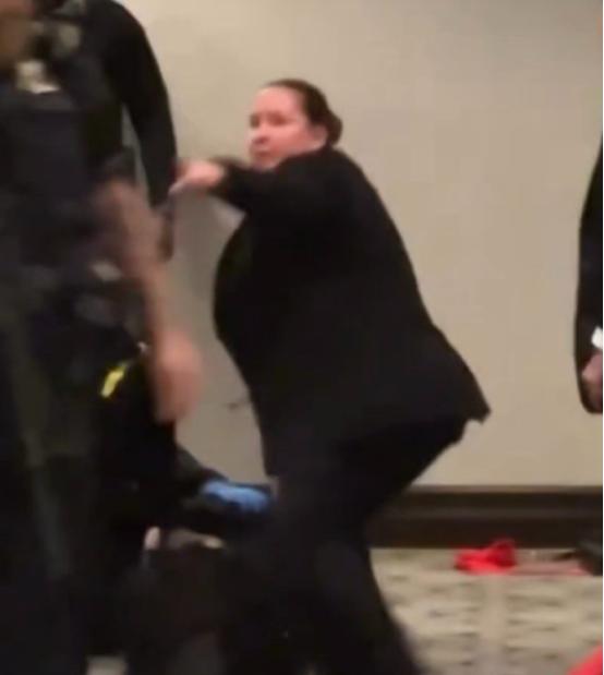 特勤局女保镖再爆火，两次枪击事件里，笨拙与勇猛藏着真实安保日常
 
最近美国白宫