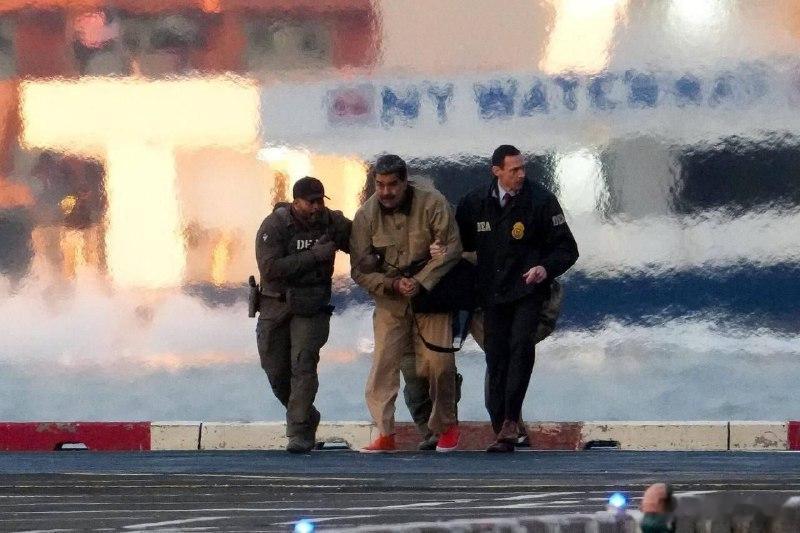 马杜罗在缉毒局（SRT）的护送下被押进纽约法庭来源：FOX特朗普称已抓获委内瑞拉