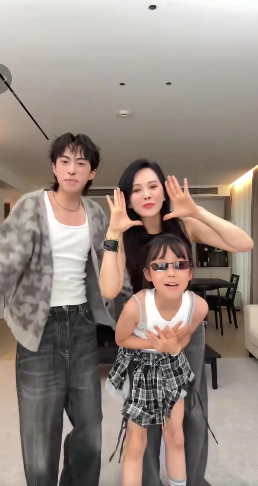 笑不活了家人们！哈利在母亲节放出"王炸"照片💥 3岁小米粒正脸首曝光，这哪是像