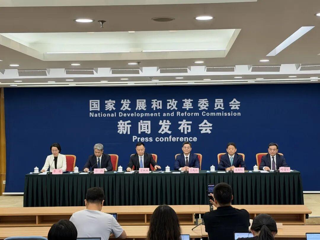 7月29日，据央视新闻直播间报道，昨天，中欧班列累计开行13万列，运送货值520