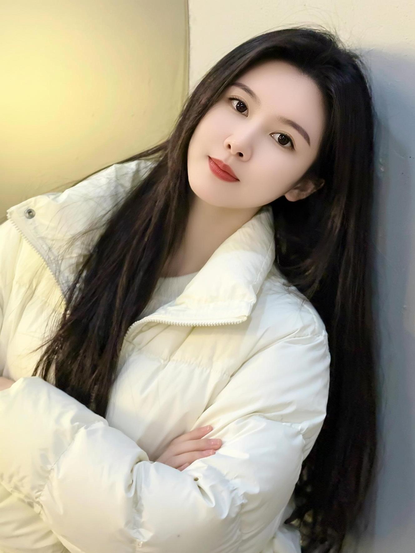 初听是姑娘，再听说阿姨，句句不提青春，句句唱的是青春，歌还是当年的歌...