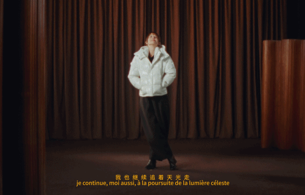 苏菲玛索全球首穿东方高定鹅绒服 苏菲·玛索身上这件东方高定鹅绒服，处处藏着巧思。