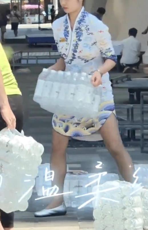 这位空姐火了！海南三亚，一酒店门口，几名空姐拉着行李准备上车，恰好这时一名阿姨拉