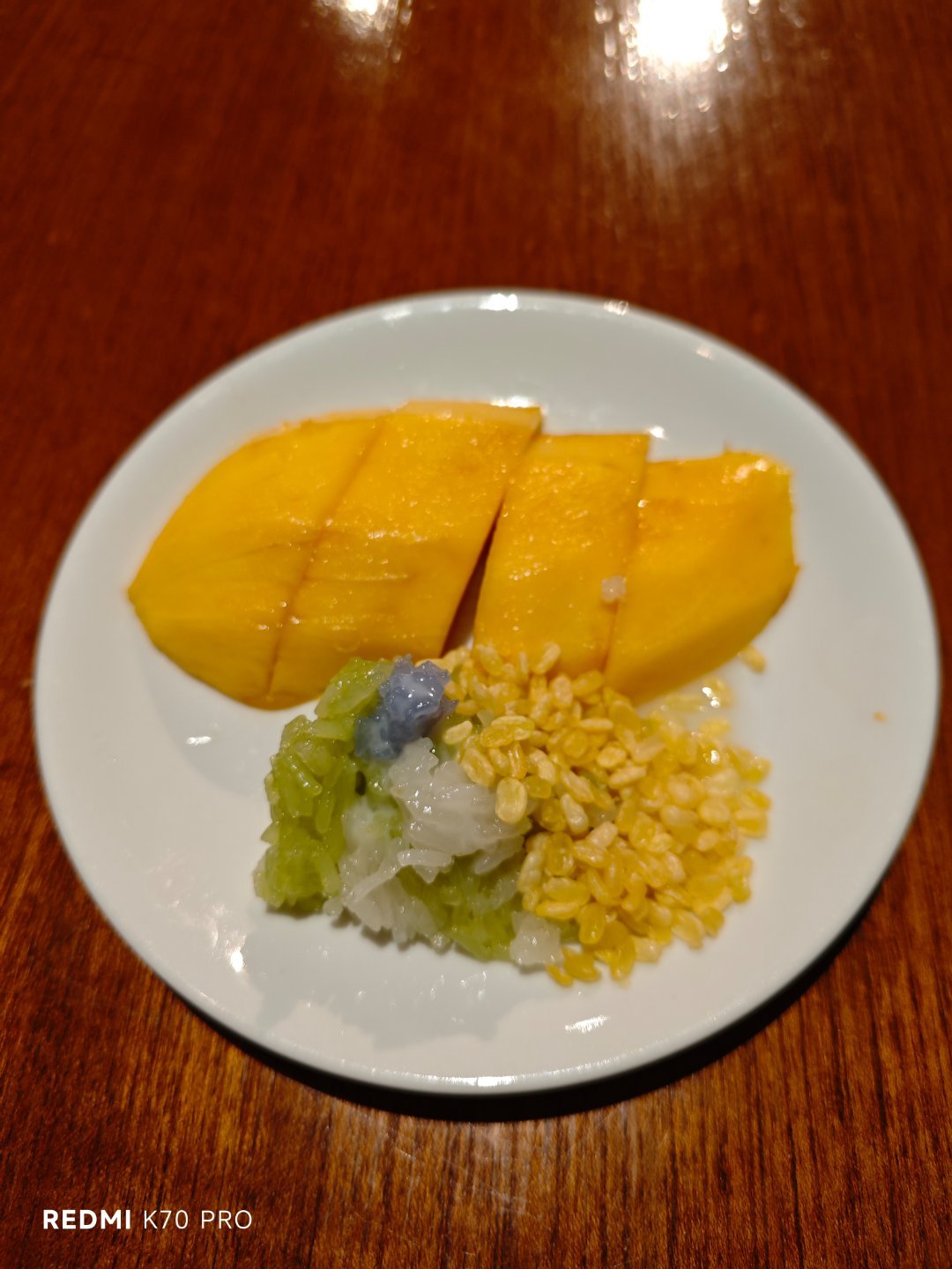 我觉得芒果饭是泰国最好吃的东西，相当于咱们的烤冷面，满大街都是卖这玩意儿的，芒果