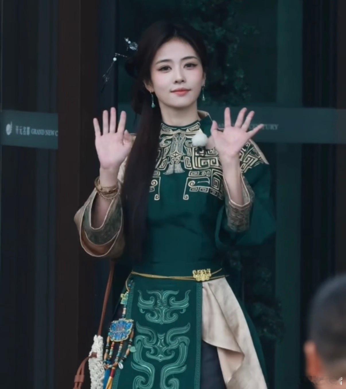 白鹿今天是民族风造型每一帧都极具美感，白鹿民族风造型温婉动人，服饰特色鲜明，气质