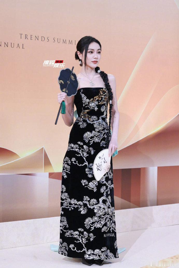 孔雪儿谢可寅都是美女、、两种风格我都喜欢来看看红毯生图~时尚中国之夜