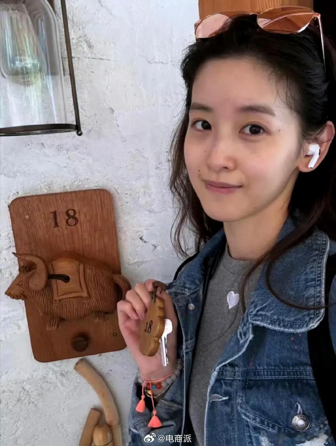 31岁章泽天素颜怼脸照，美出新高度
 
近日，31岁的章泽天在社交平台晒出素颜怼