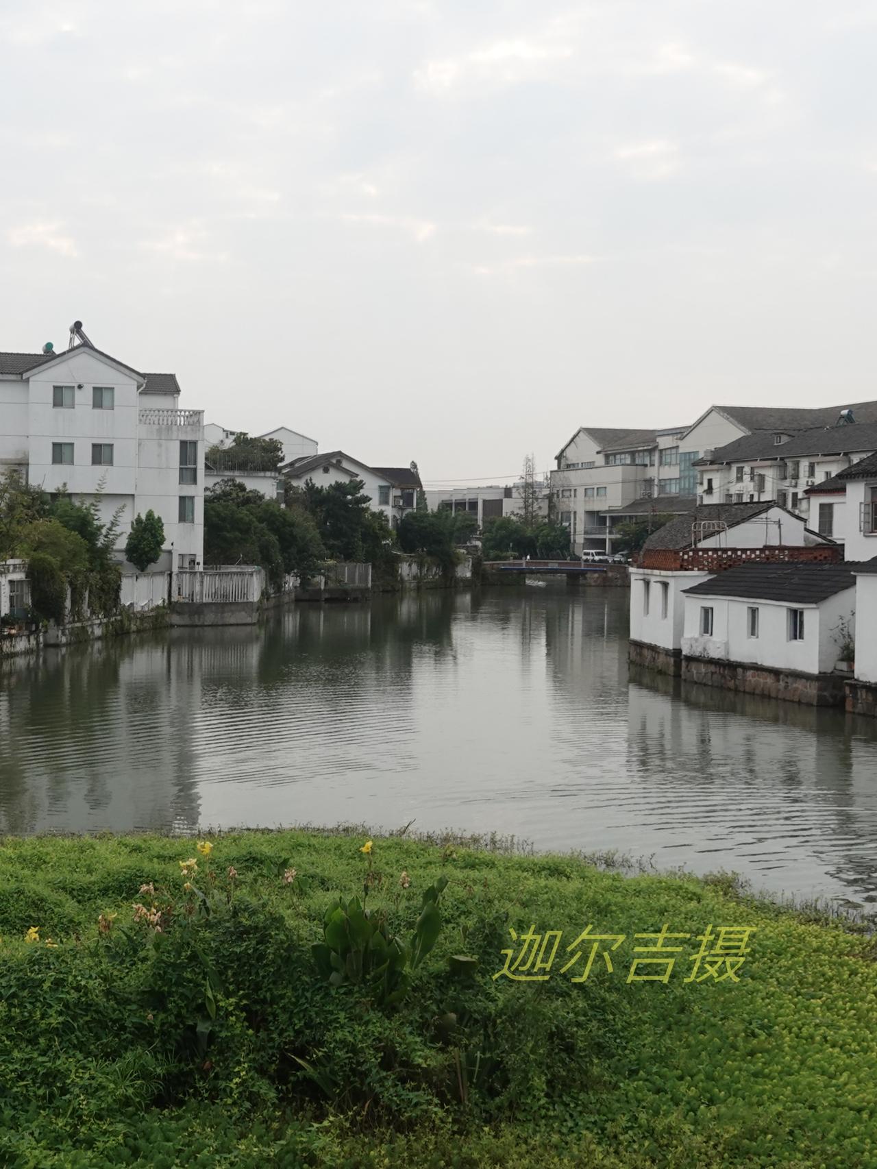 给想做旅行博主的人的建议：
　　第一，旅行很花钱，吃穿住行都比在家花钱多。第二，