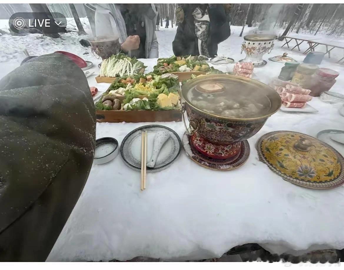 来河南吃雪啦
他们问我嫁给河南人吃什么？
嫁给陕西人吃肉夹馍
嫁给重庆的吃火锅