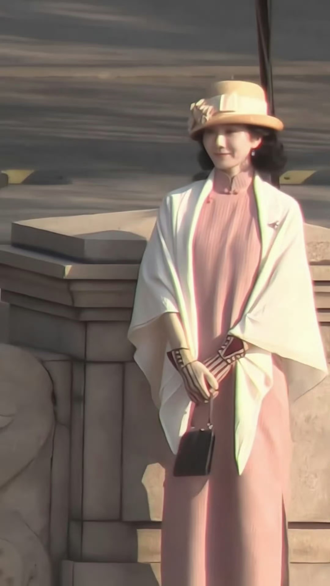 刘诗诗粉色旗袍美成啥了哇！！刘诗诗千里江山图粉色旗袍路透！！简简单单的穿搭！！好