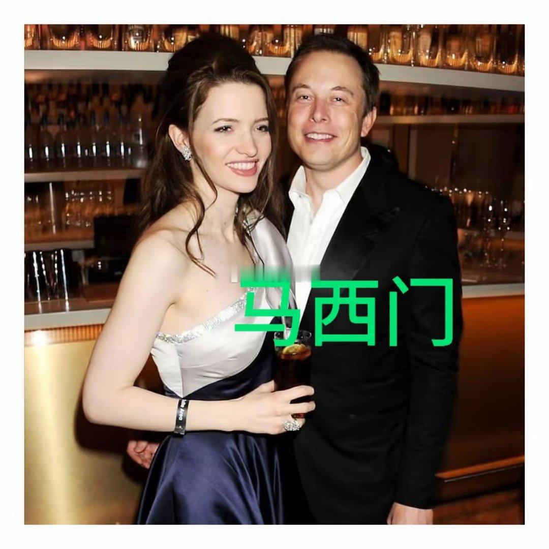 看着这两张照片，再听听坊间的风言风语，真是让人唏嘘。黄仁勋被贴上"黄老邪"的标签