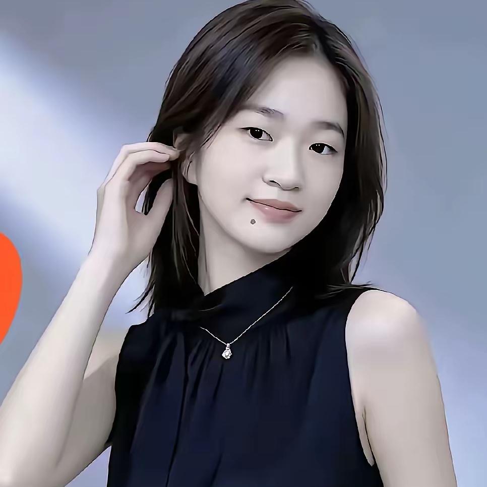 全红婵不对劲，
不是打算放弃比赛，
而是19岁的她，开始尝试爱美，穿裙子、拍杂志