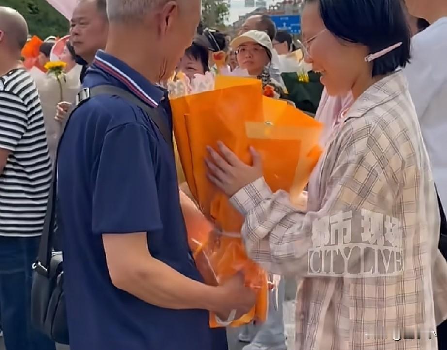 即使她以后恨我。
我也不会后悔！

原来，女孩在高考期间，奶奶在灾害中不幸去世了