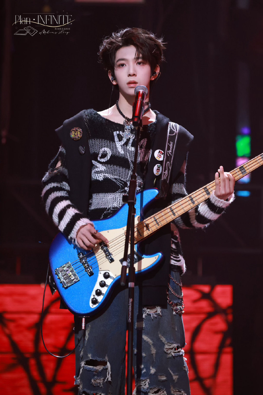 陈浚铭露额头弹贝斯锁骨撑衣 