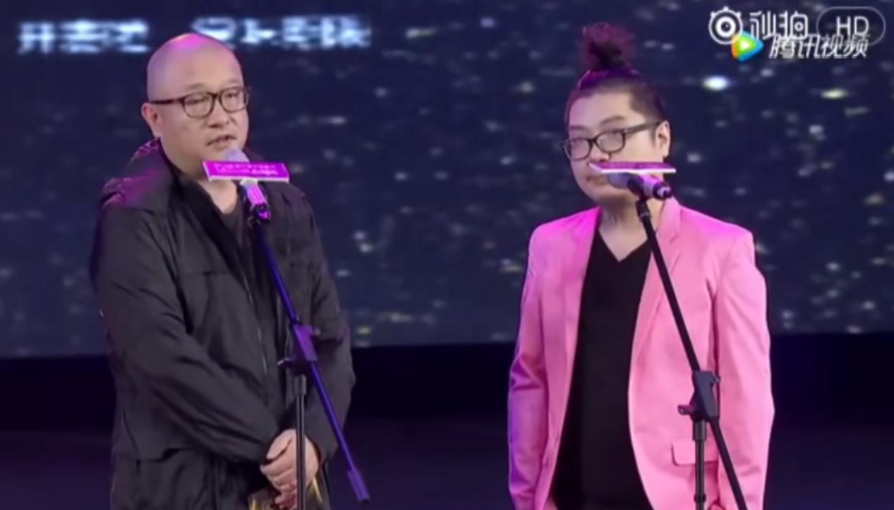 梳理发现，

青松导演真的很钟爱亮色，

每次他的穿着打扮都会搭配一些亮颜色的元