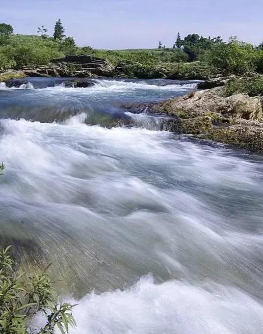 方圆天地，为头条联友对联：
落花有意随流水，
暮色存心伴夕阳。