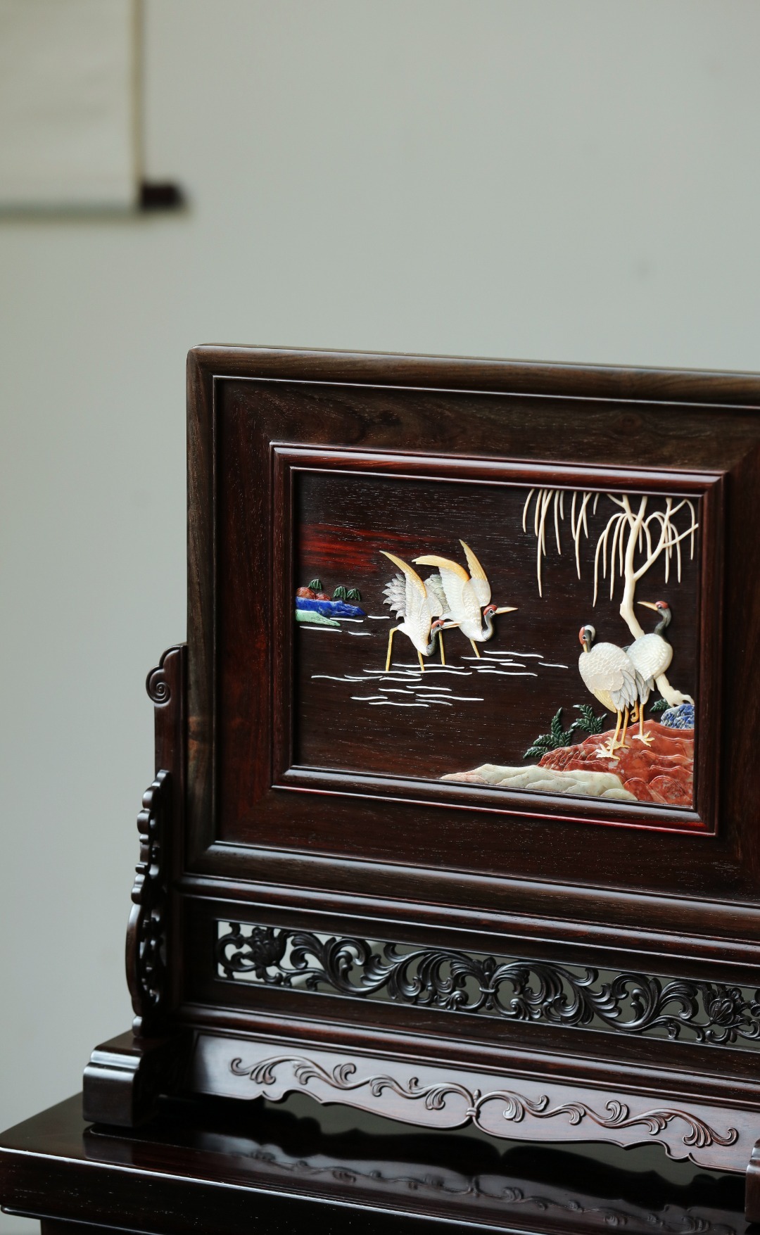 酸枝×百宝嵌  | 松鹤献瑞 插屏整器规范端庄，中心百宝嵌图，寓意祥瑞。屏座西番