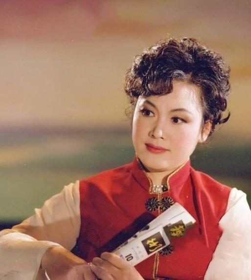 2000年，李谷一举报东方歌舞团团长田玉斌腐败。田玉斌得知被李谷一举报后大肆宣扬