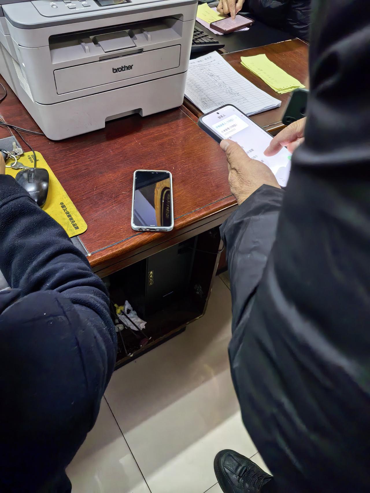 还是好人多啊！一个爹爹把刚刚捡到的手机交到我们办公室，问他是哪一栋的业主叫什么，